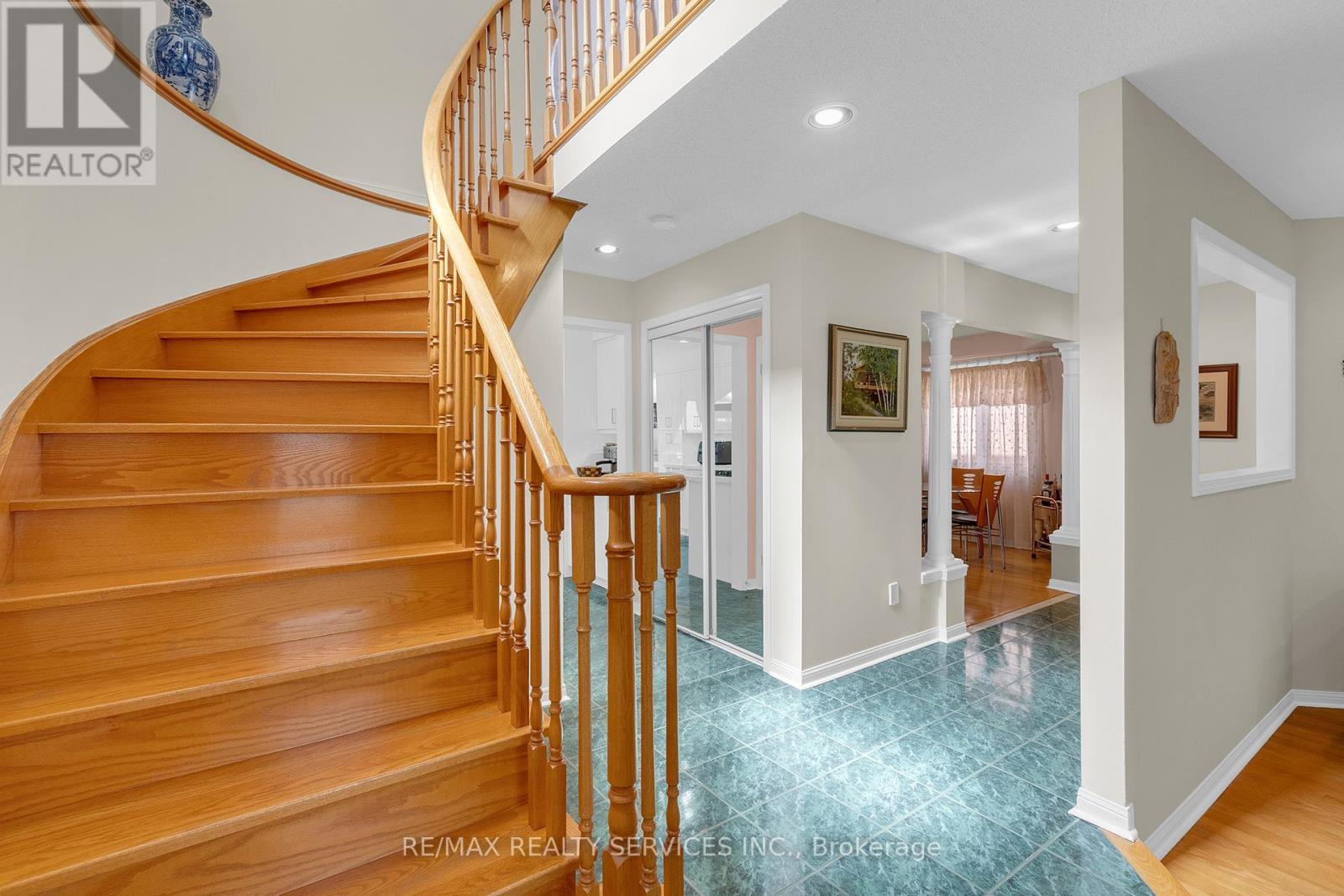Photo 39 of 15 Sweet Briar Lane, Brampton ON