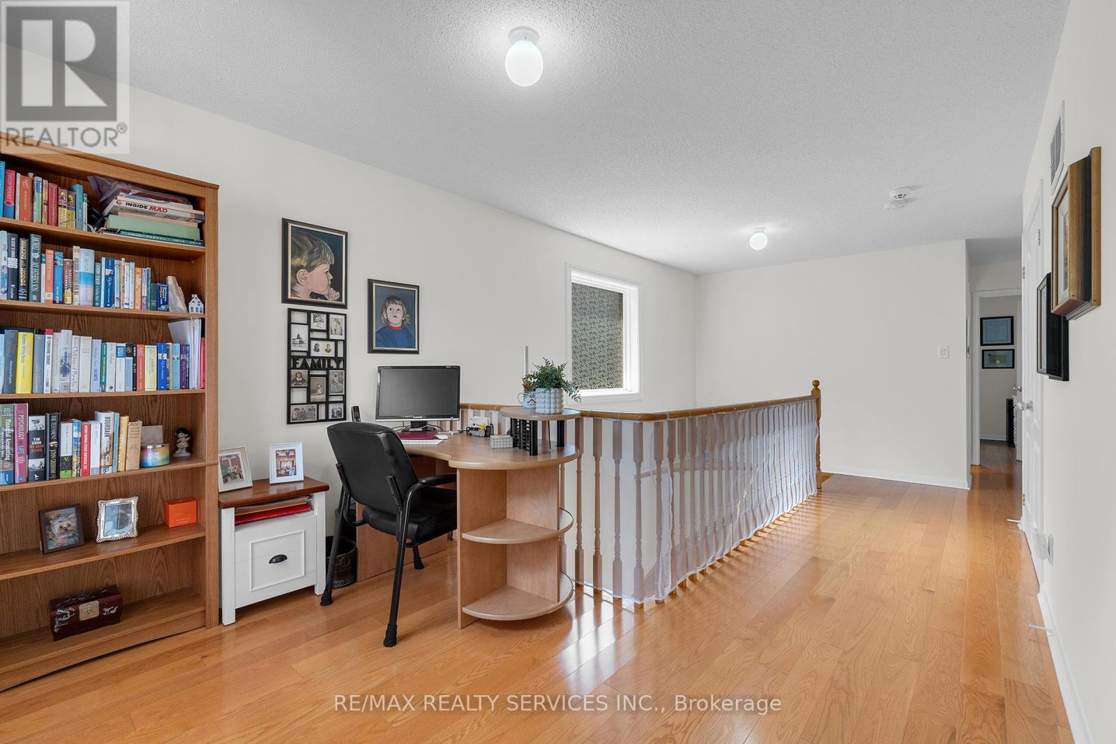 Photo 3 of 15 Sweet Briar Lane, Brampton ON
