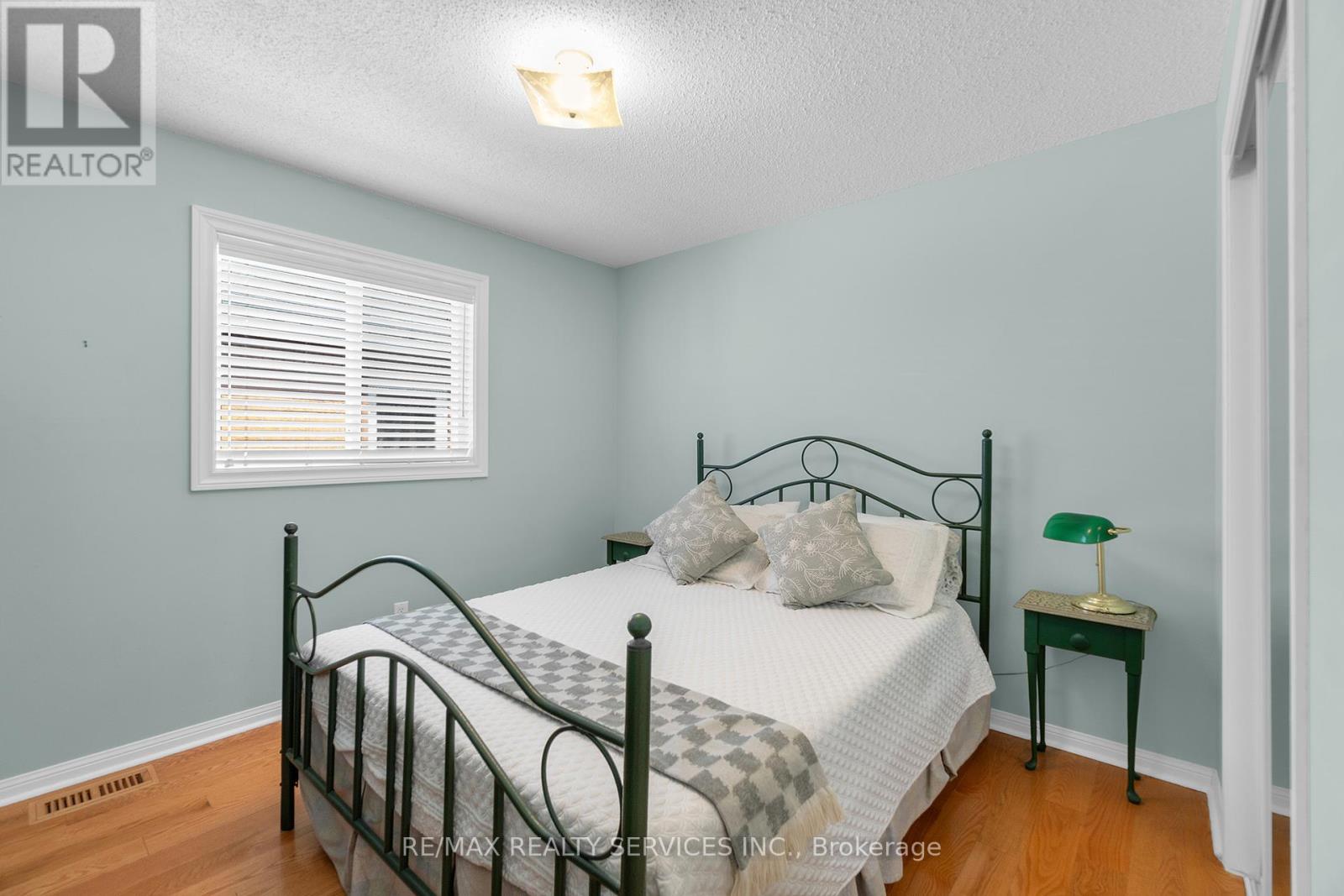 Photo 21 of 15 Sweet Briar Lane, Brampton ON
