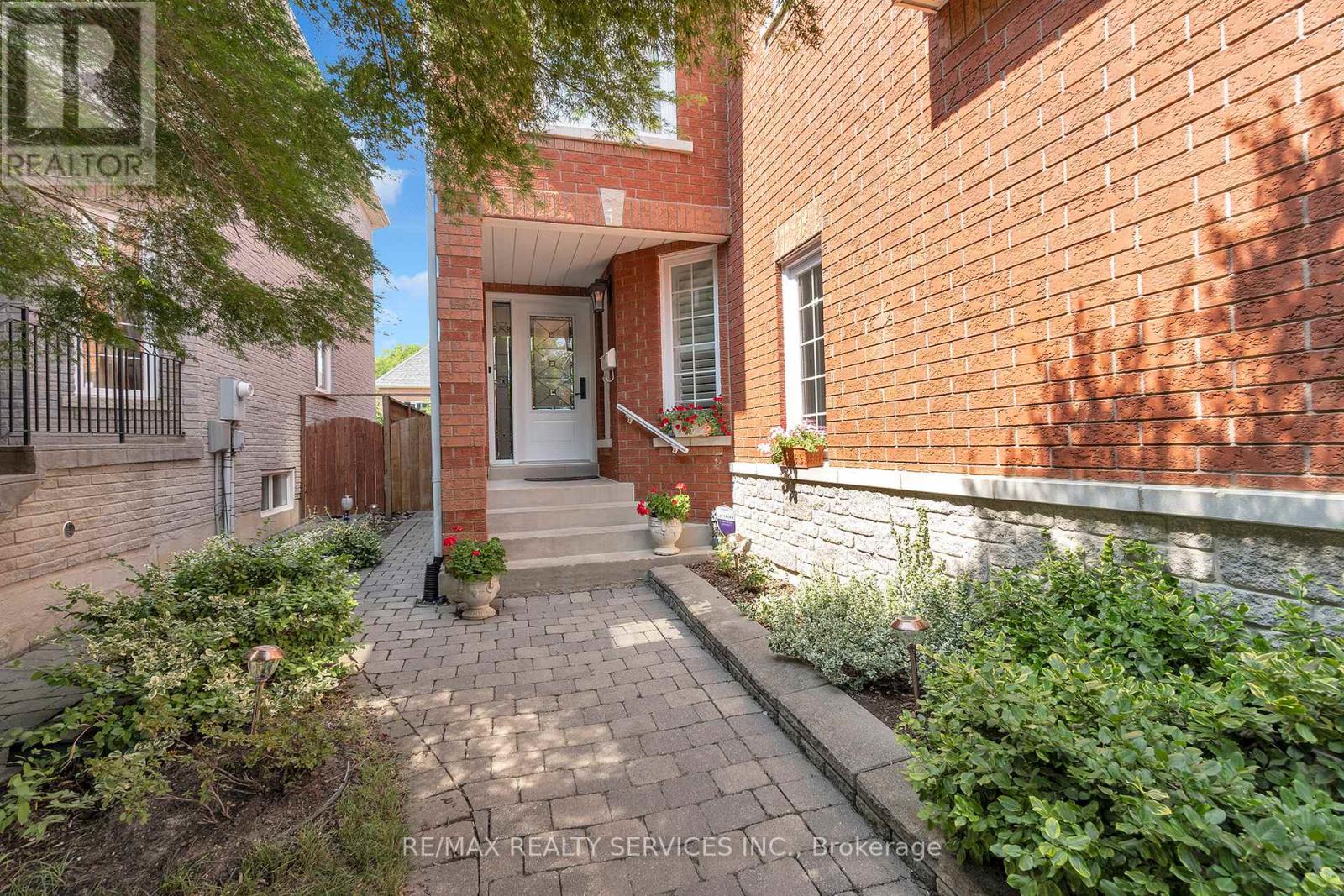 Photo 14 of 15 Sweet Briar Lane, Brampton ON