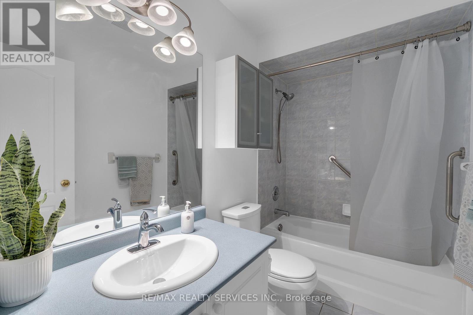 Photo 35 of 15 Sweet Briar Lane, Brampton ON