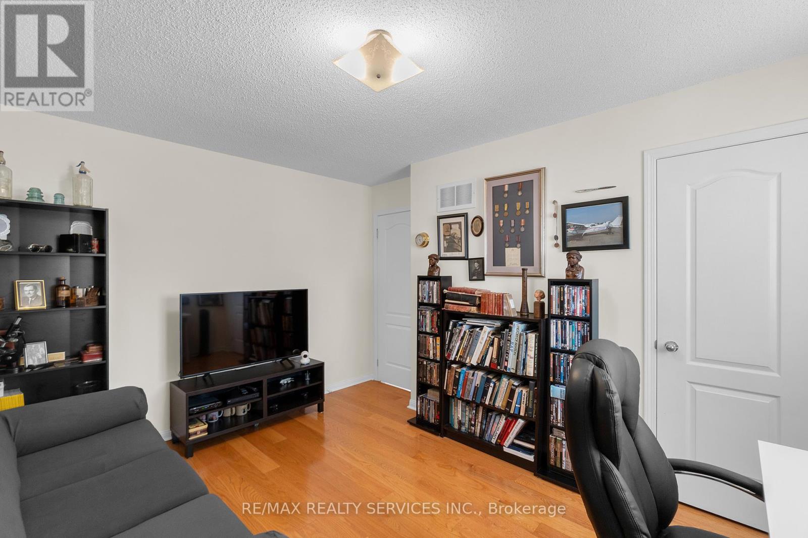Photo 8 of 15 Sweet Briar Lane, Brampton ON