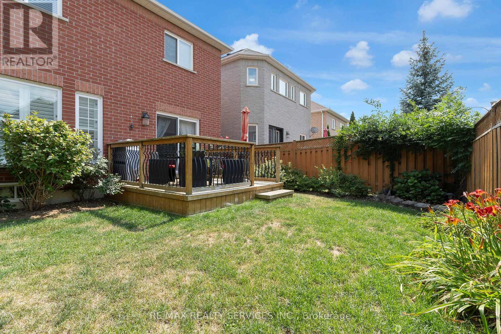 Photo 43 of 15 Sweet Briar Lane, Brampton ON