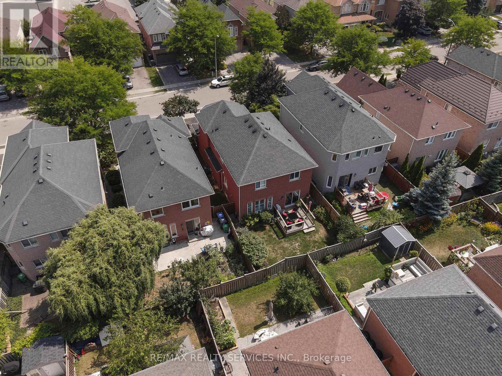 Photo 28 of 15 Sweet Briar Lane, Brampton ON