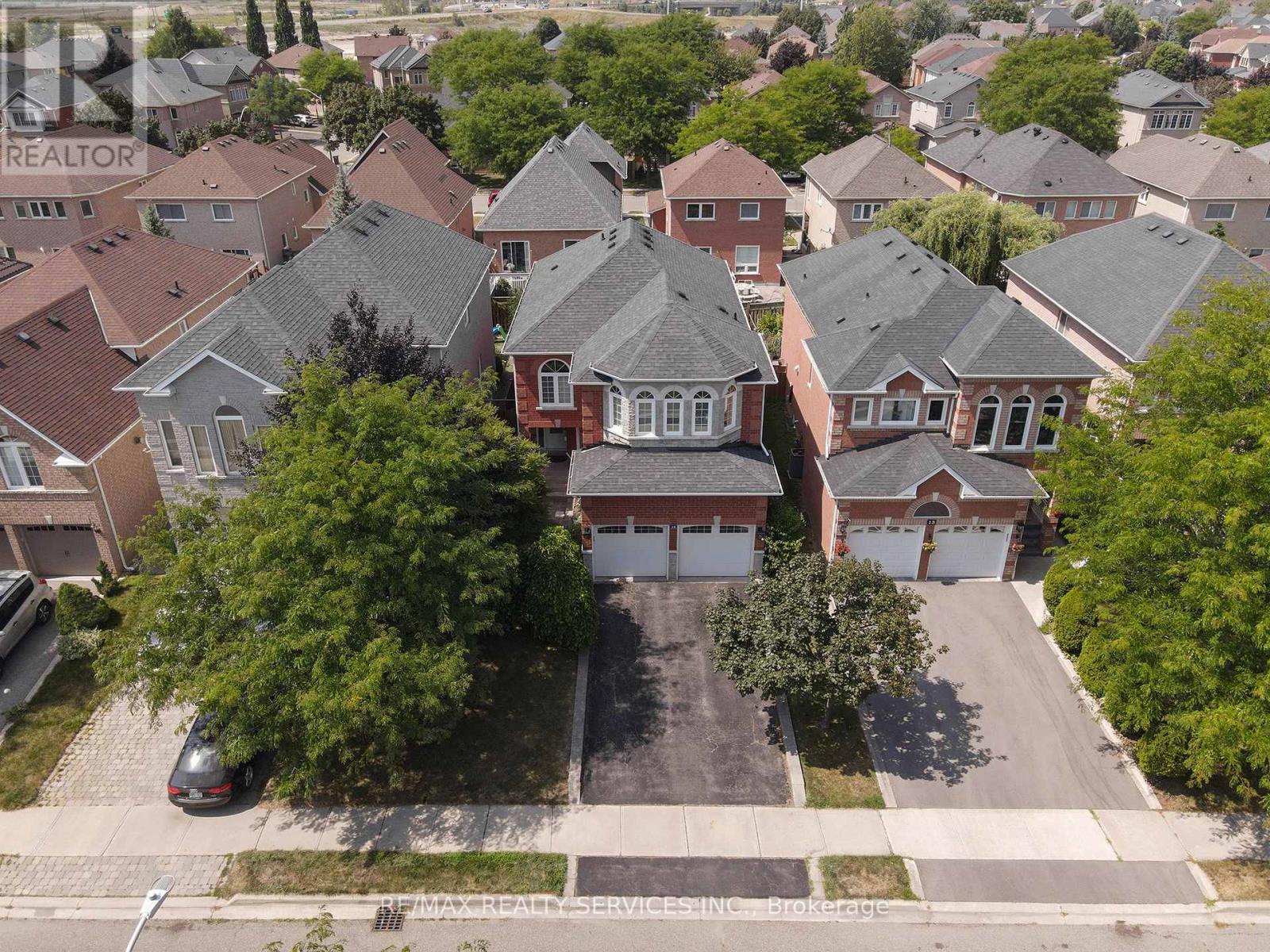 Photo 12 of 15 Sweet Briar Lane, Brampton ON
