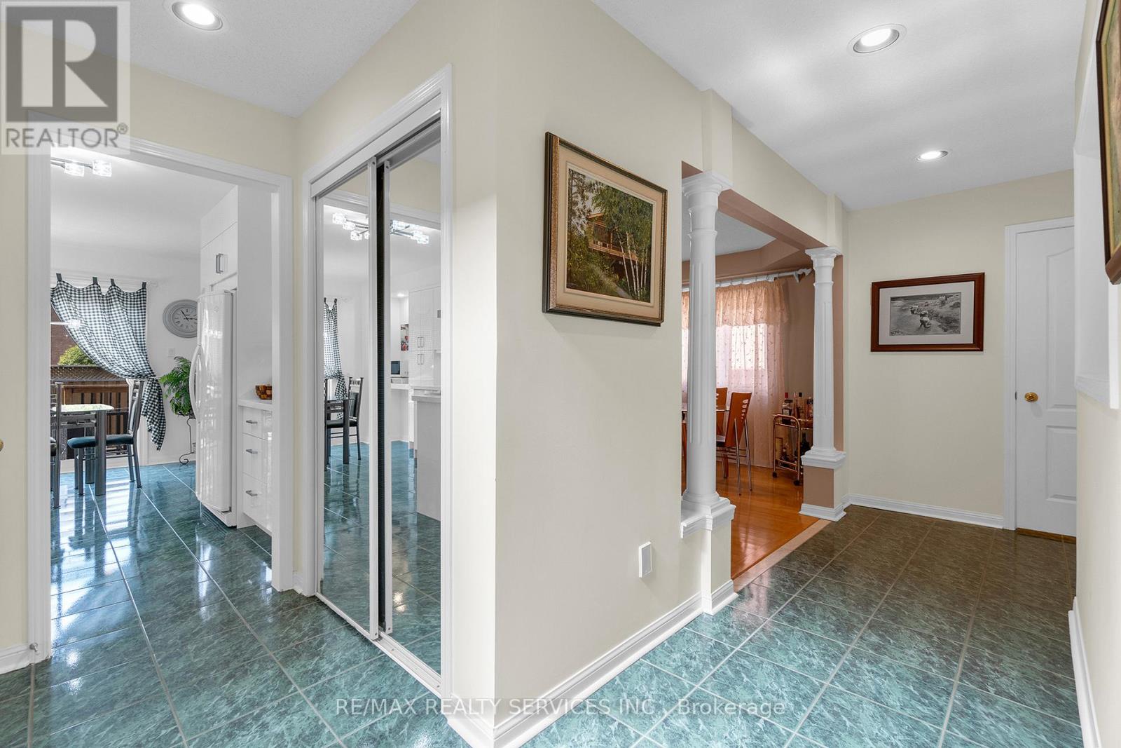 Photo 4 of 15 Sweet Briar Lane, Brampton ON