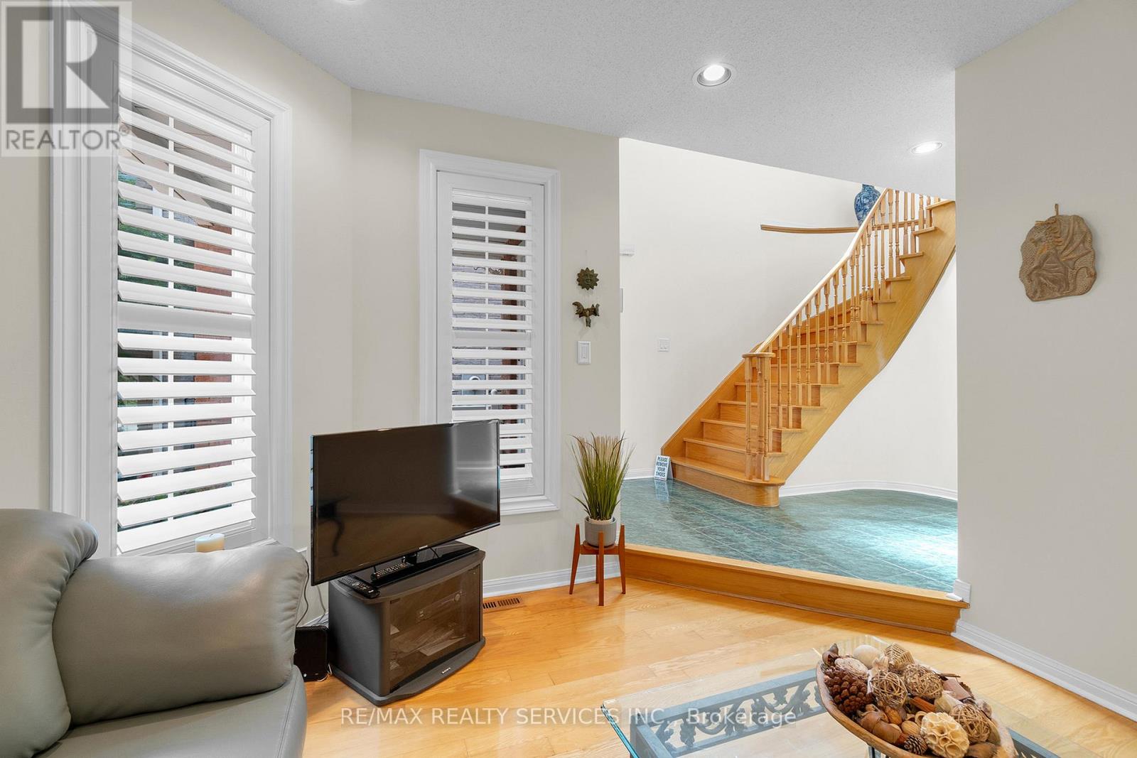 Photo 34 of 15 Sweet Briar Lane, Brampton ON