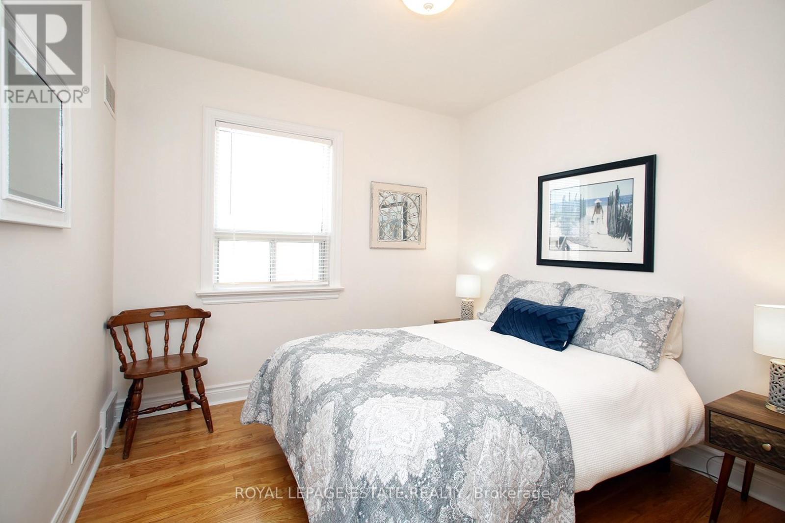 Photo 11 of 74 Ferncroft Drive, Toronto ON