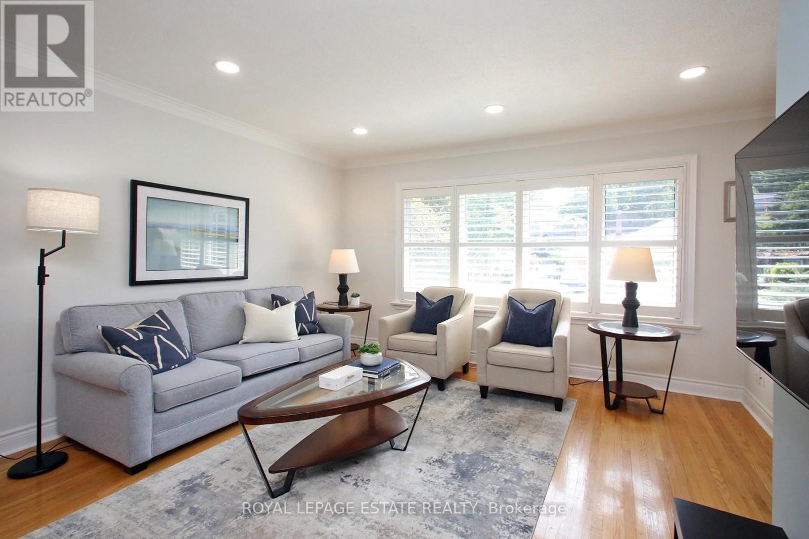 Photo 2 of 74 Ferncroft Drive, Toronto ON