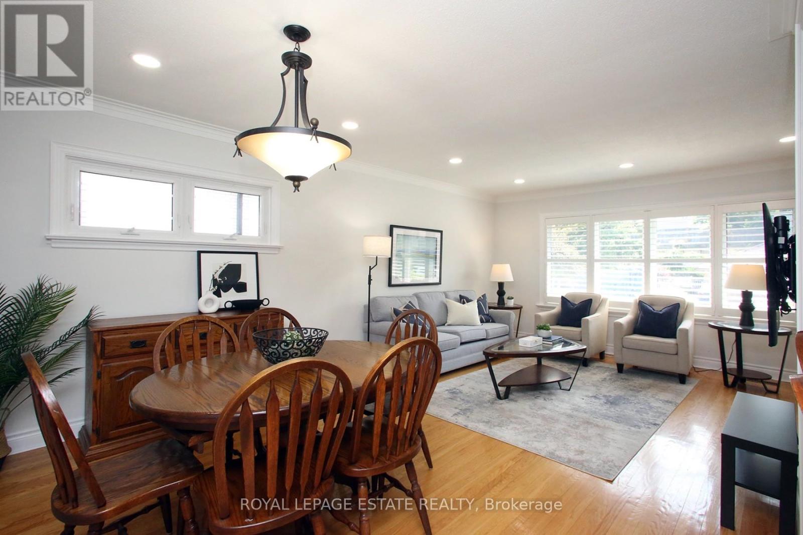 Photo 3 of 74 Ferncroft Drive, Toronto ON