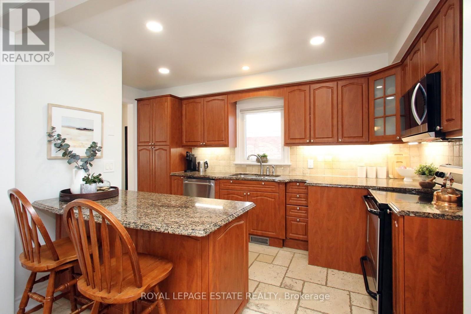 Photo 5 of 74 Ferncroft Drive, Toronto ON