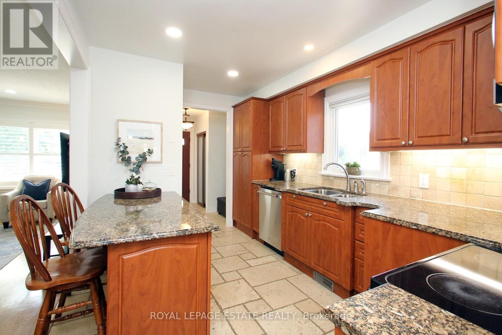 Photo 6 of 74 Ferncroft Drive, Toronto ON