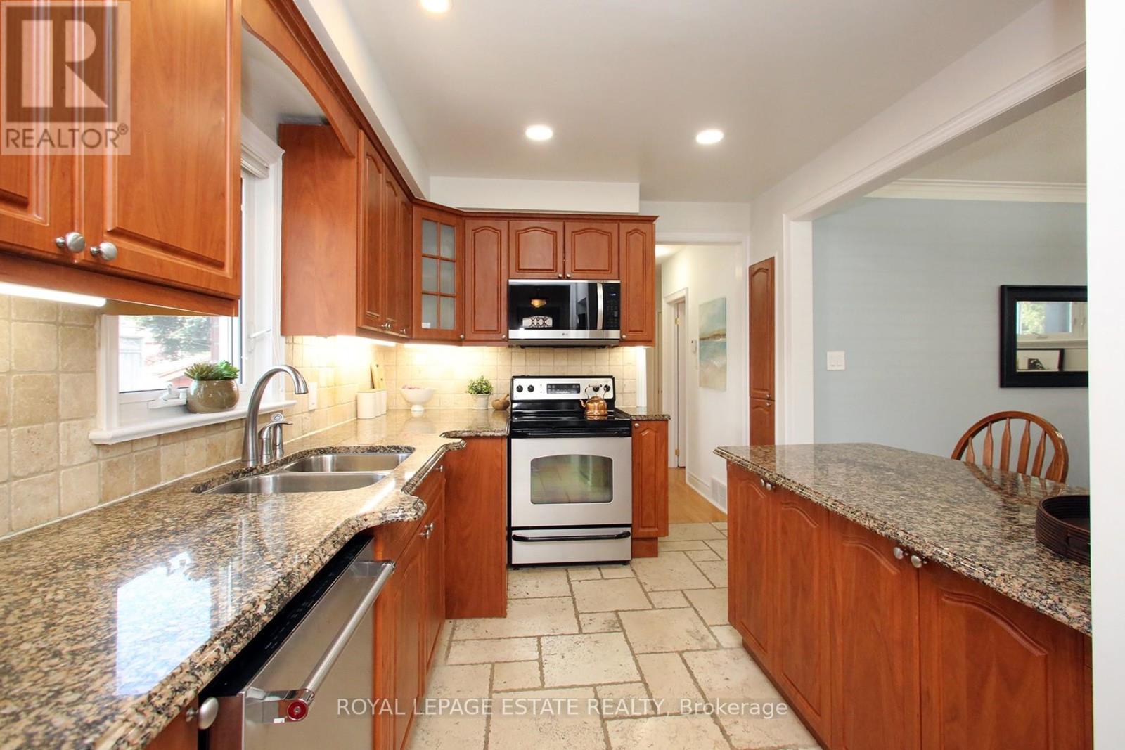 Photo 8 of 74 Ferncroft Drive, Toronto ON