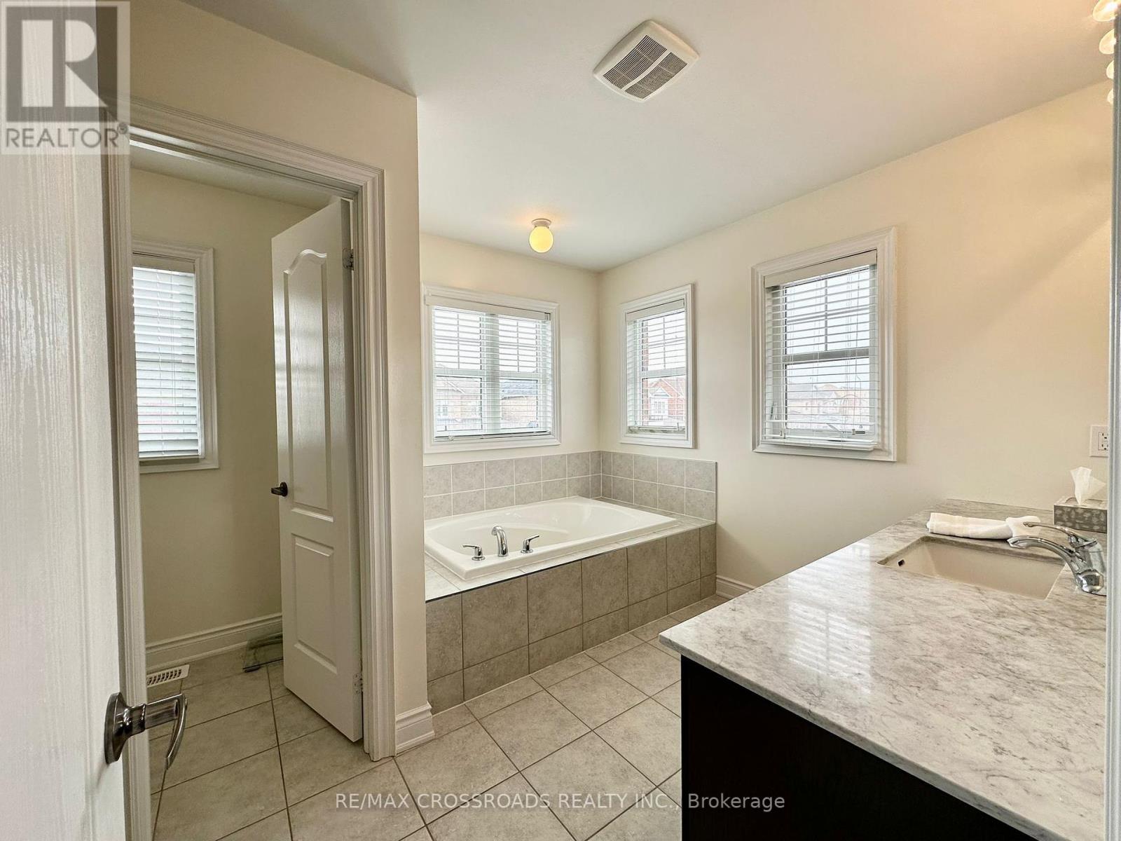 Photo 24 of 235 John Davis Gate, Whitchurchstouffville ON
