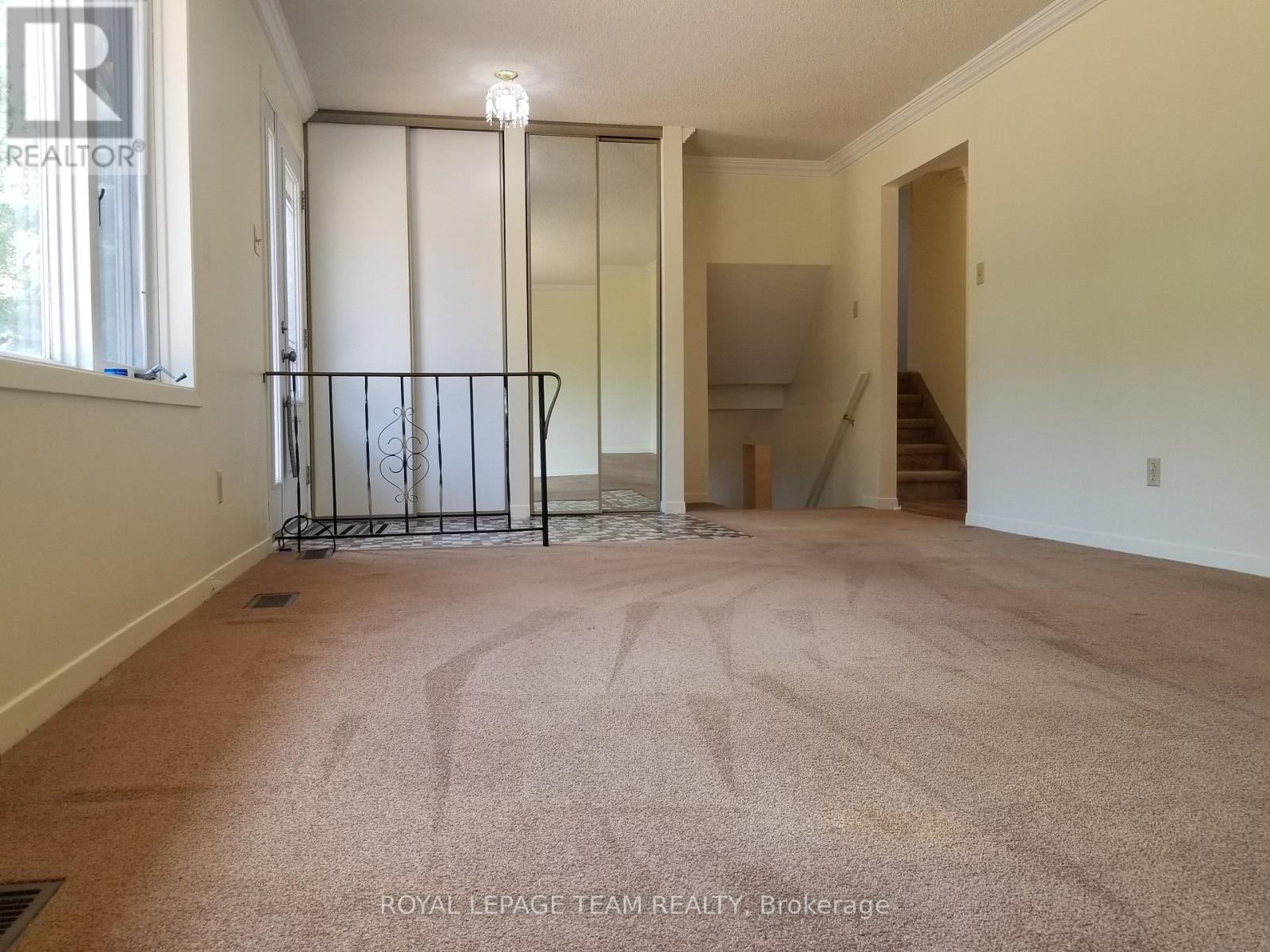Spacious living room-Good carpet