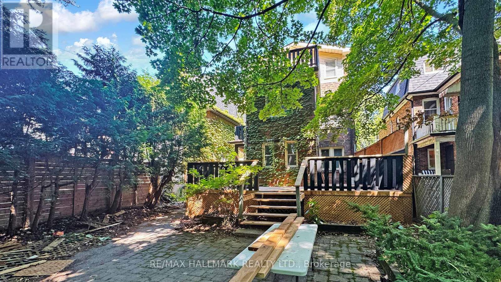 Photo 11 of 139 Hillhurst Boulevard, Toronto ON