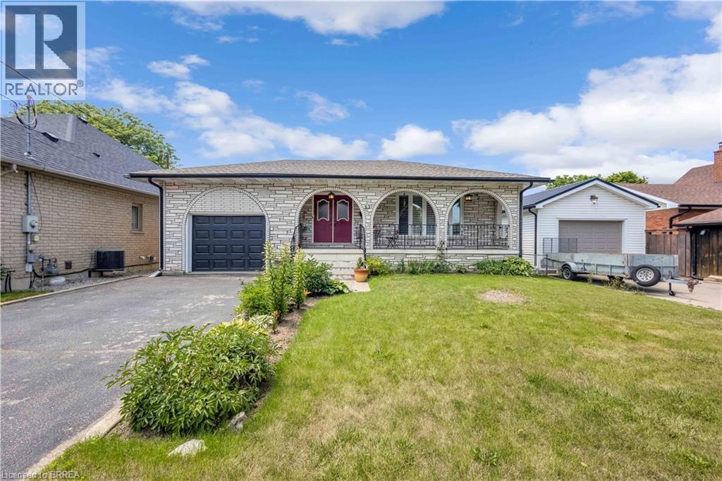 Photo 26 of 32 Thornton Drive, Brantford ON