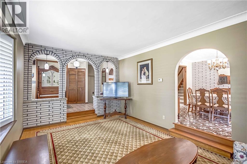 Photo 6 of 32 Thornton Drive, Brantford ON