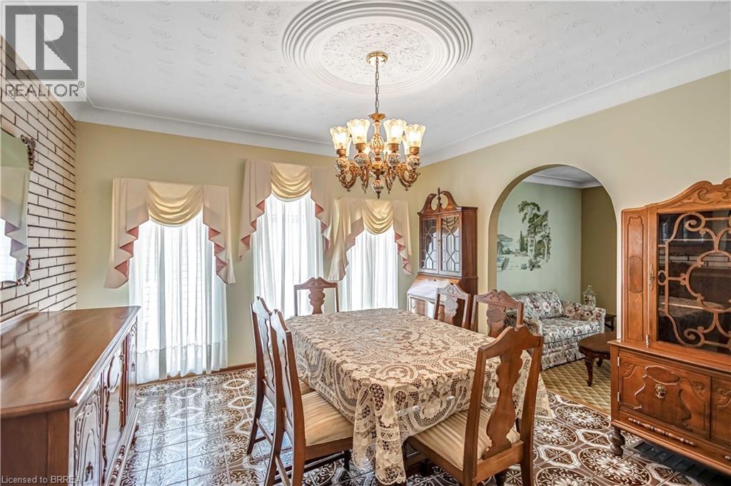 Photo 11 of 32 Thornton Drive, Brantford ON