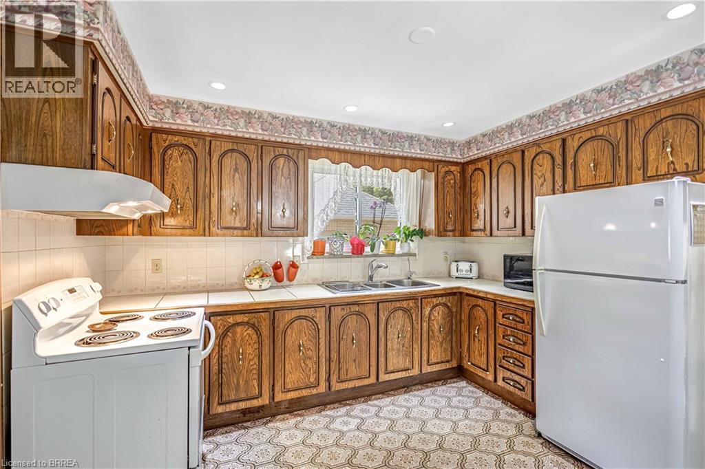 Photo 12 of 32 Thornton Drive, Brantford ON