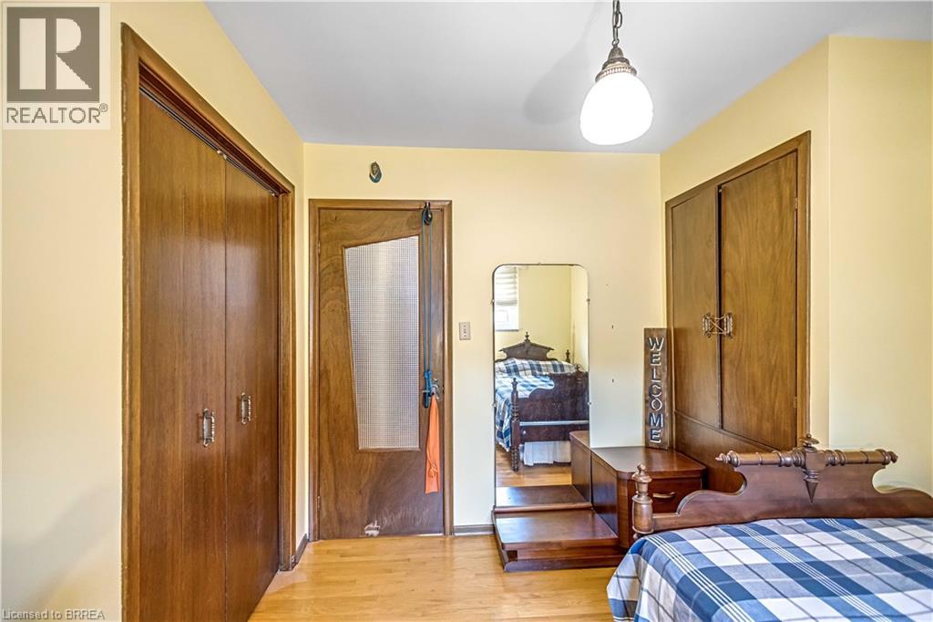 Photo 14 of 32 Thornton Drive, Brantford ON