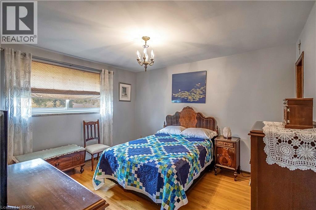 Photo 21 of 32 Thornton Drive, Brantford ON