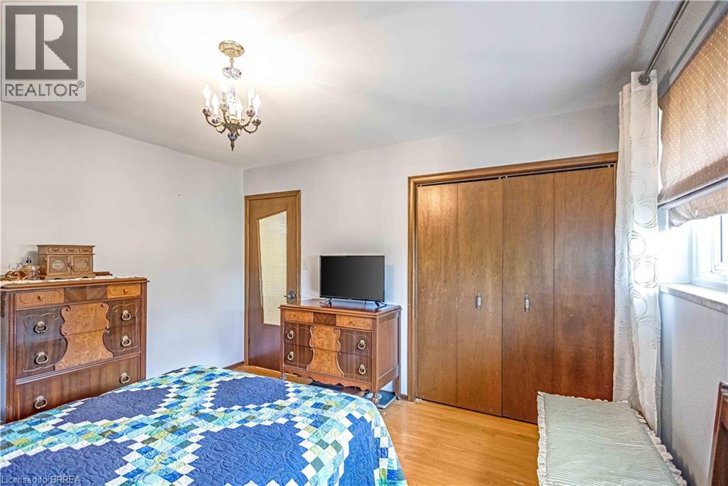 Photo 30 of 32 Thornton Drive, Brantford ON