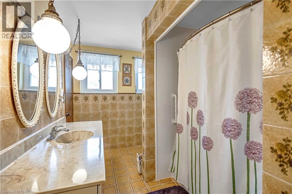 Photo 22 of 32 Thornton Drive, Brantford ON