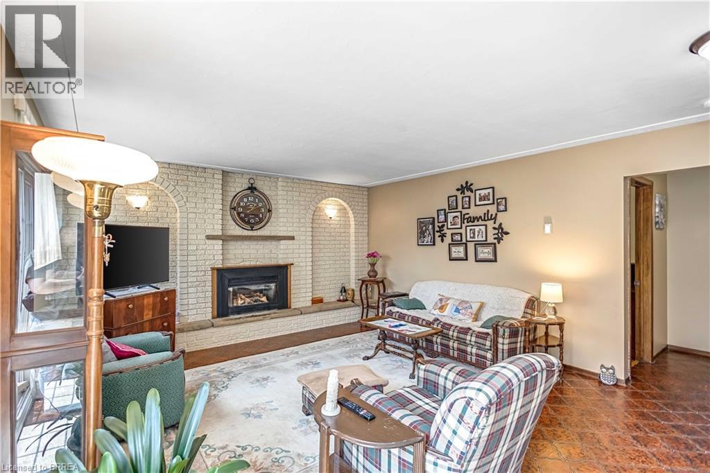 Photo 3 of 32 Thornton Drive, Brantford ON