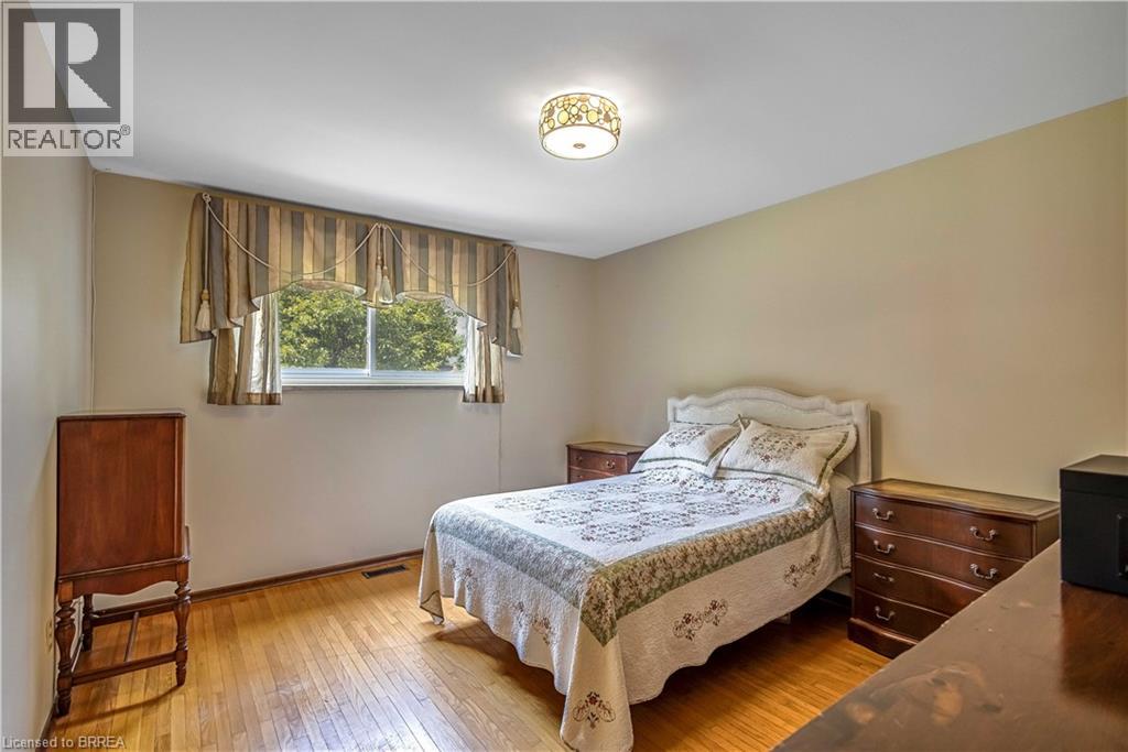 Photo 41 of 32 Thornton Drive, Brantford ON