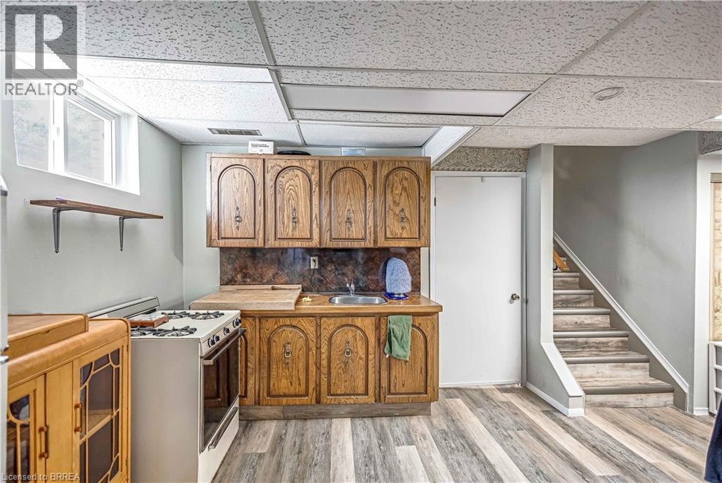 Photo 42 of 32 Thornton Drive, Brantford ON