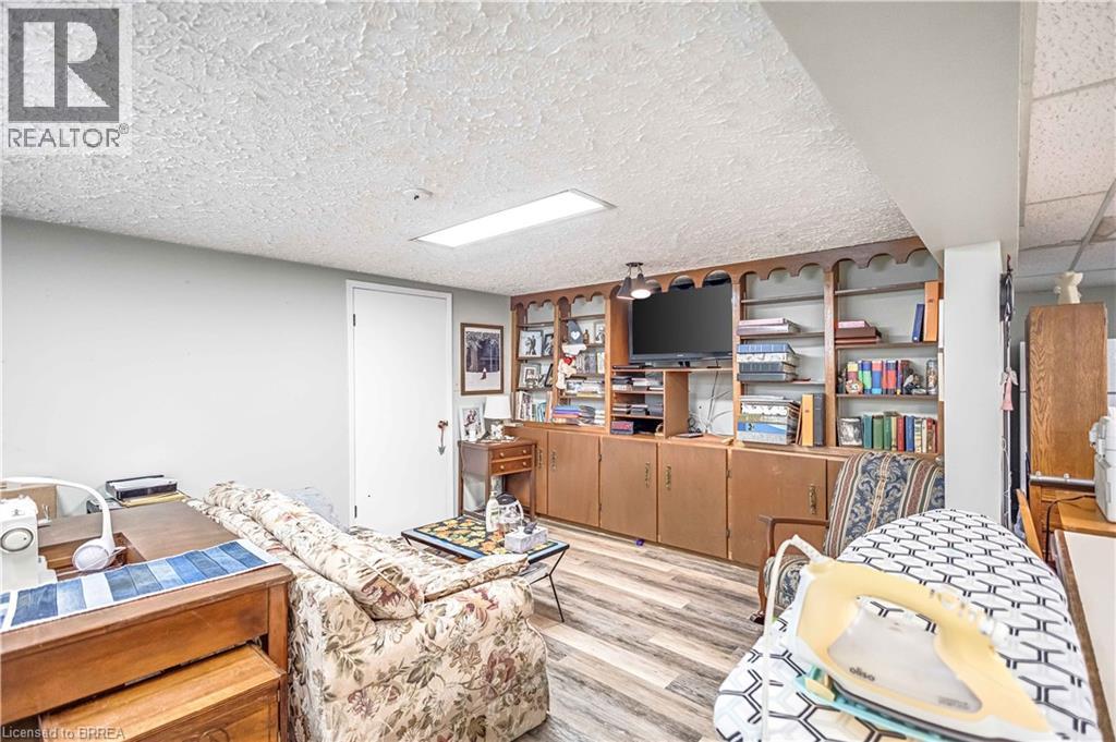 Photo 40 of 32 Thornton Drive, Brantford ON