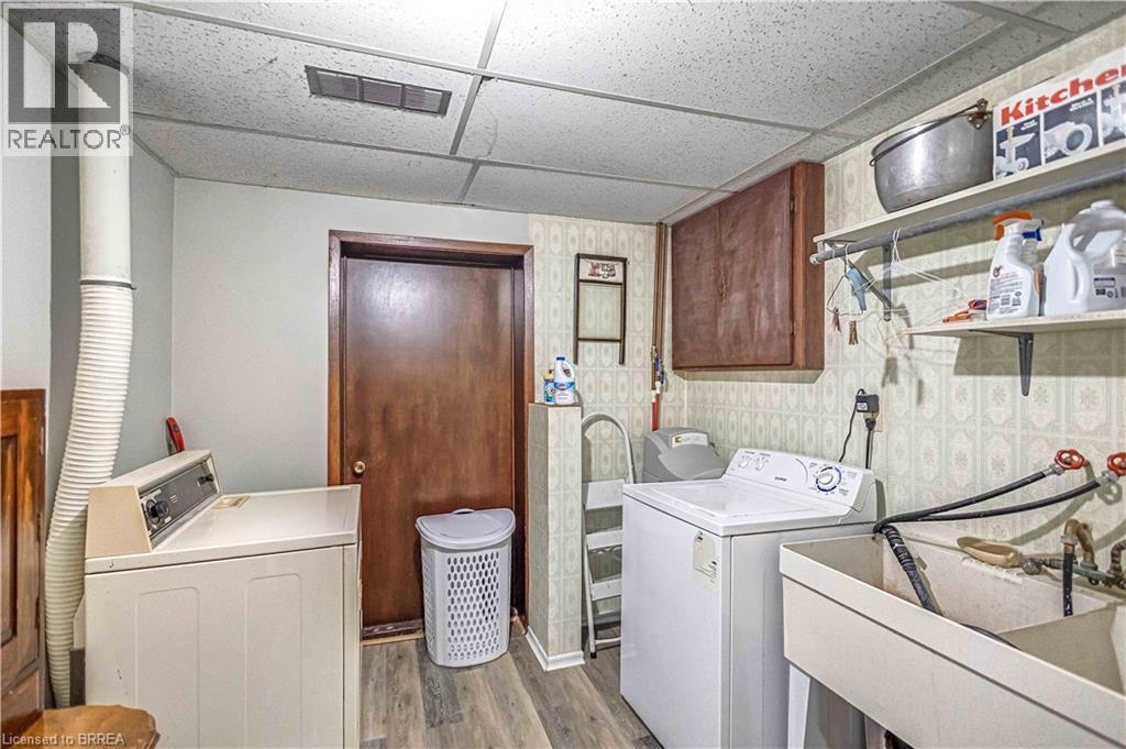 Photo 8 of 32 Thornton Drive, Brantford ON