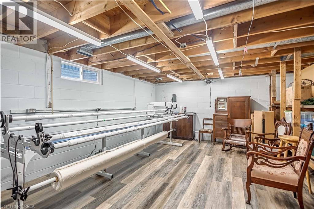 Photo 10 of 32 Thornton Drive, Brantford ON