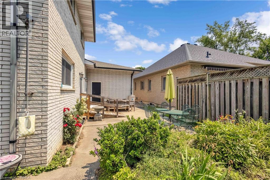 Photo 17 of 32 Thornton Drive, Brantford ON