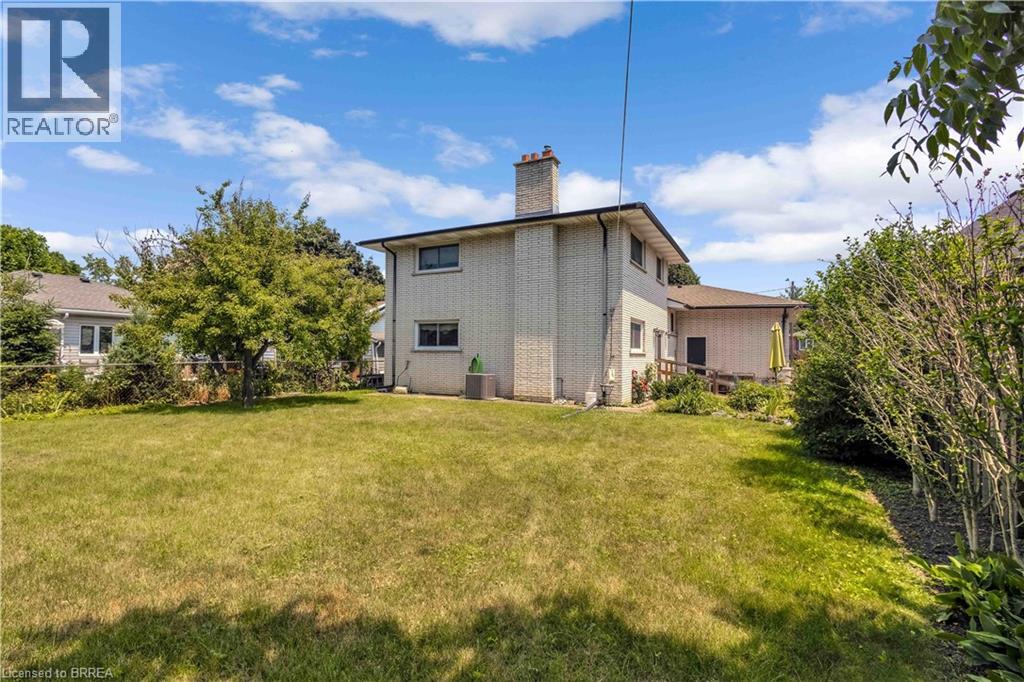 Photo 15 of 32 Thornton Drive, Brantford ON