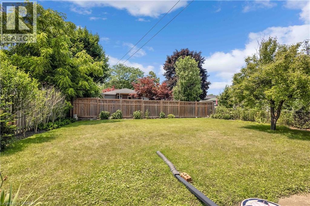 Photo 16 of 32 Thornton Drive, Brantford ON