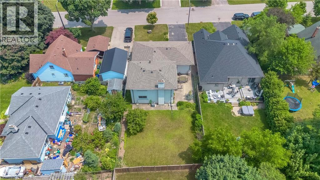 Photo 4 of 32 Thornton Drive, Brantford ON