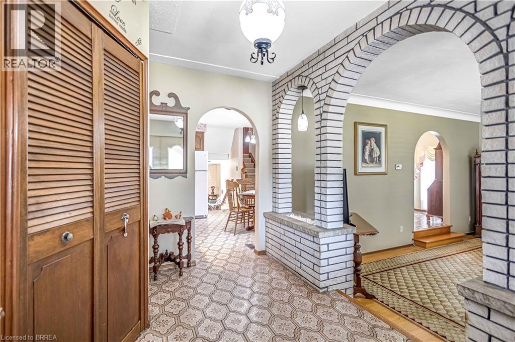 Photo 13 of 32 Thornton Drive, Brantford ON