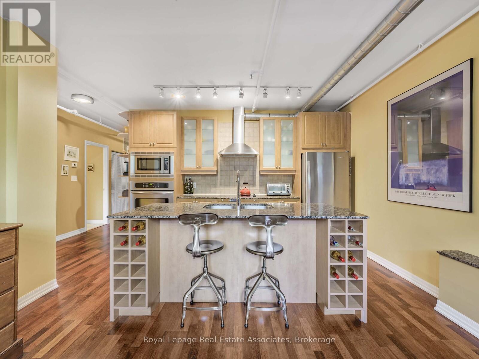 Photo 6 of 102 384 Sunnyside Avenue, Toronto ON