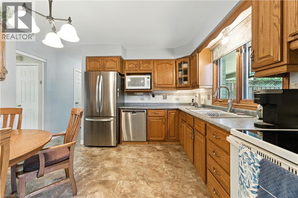 Photo 10 of 7 Palm Crescent, Brantford ON