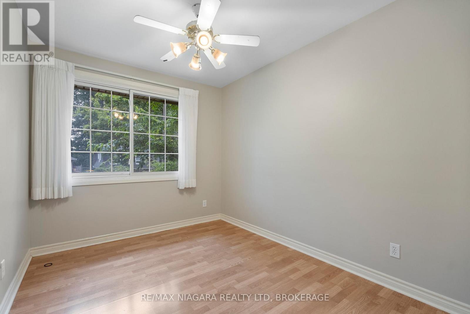 Photo 11 of 6841 Dellpark Drive, Niagara Falls ON