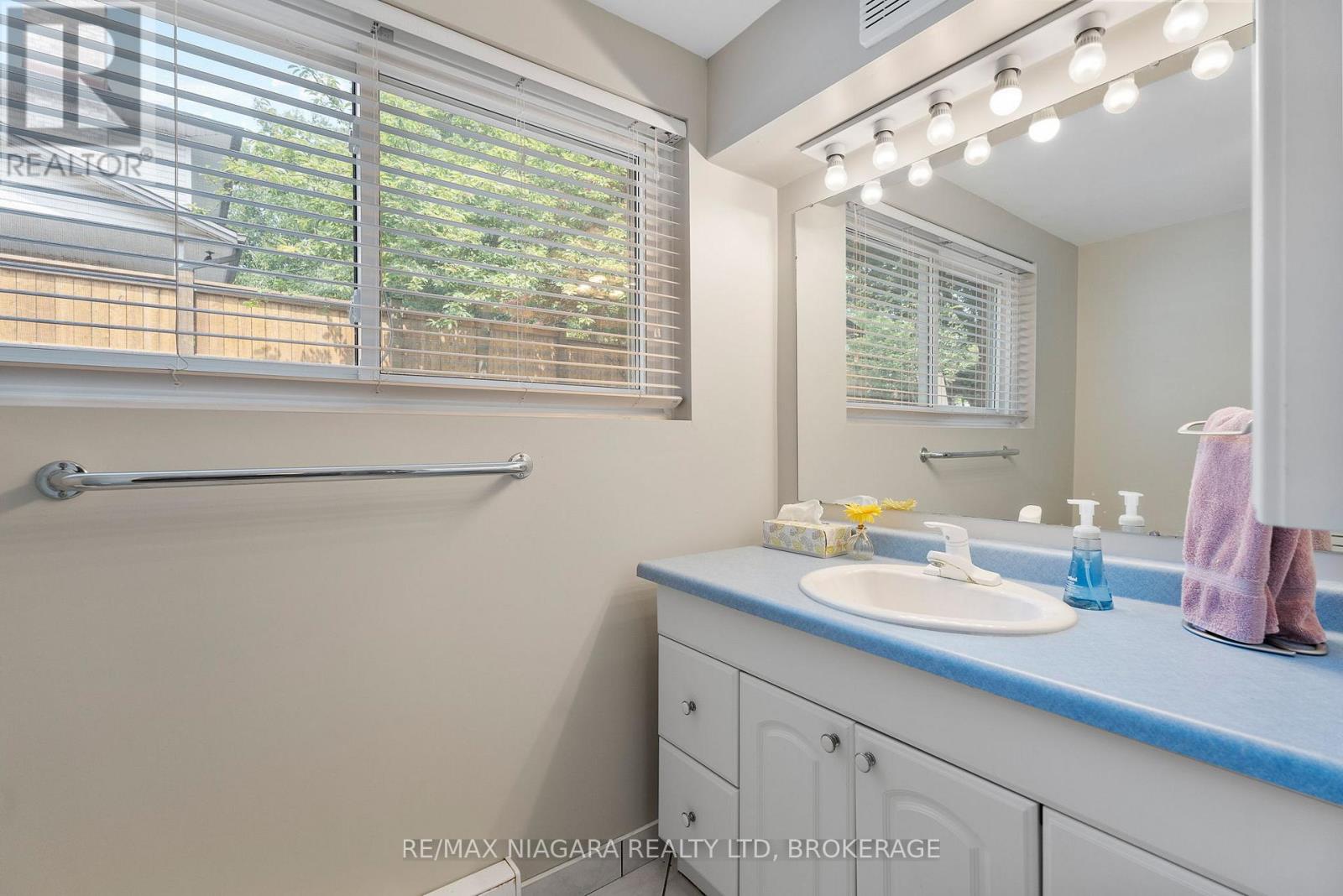 Photo 21 of 6841 Dellpark Drive, Niagara Falls ON