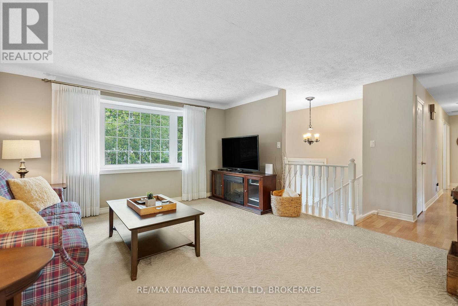 Photo 3 of 6841 Dellpark Drive, Niagara Falls ON