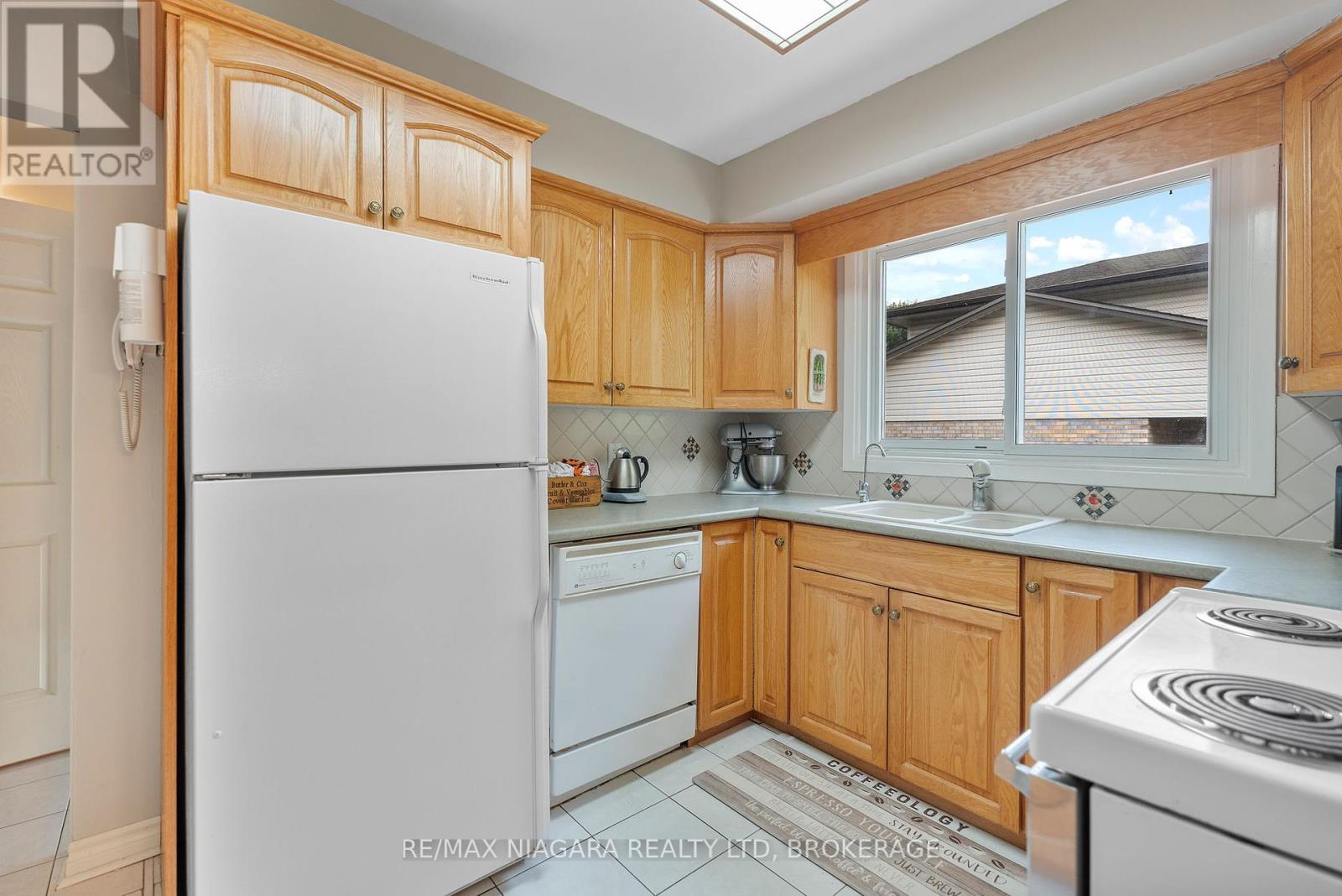 Photo 6 of 6841 Dellpark Drive, Niagara Falls ON