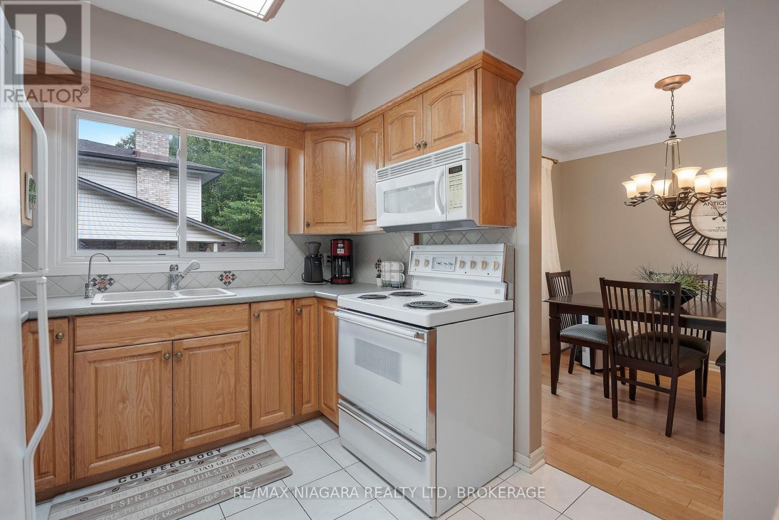 Photo 7 of 6841 Dellpark Drive, Niagara Falls ON