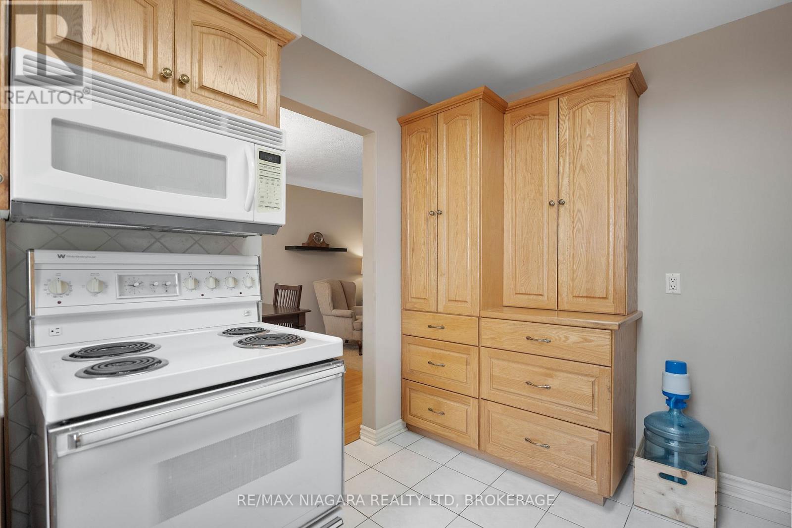 Photo 8 of 6841 Dellpark Drive, Niagara Falls ON