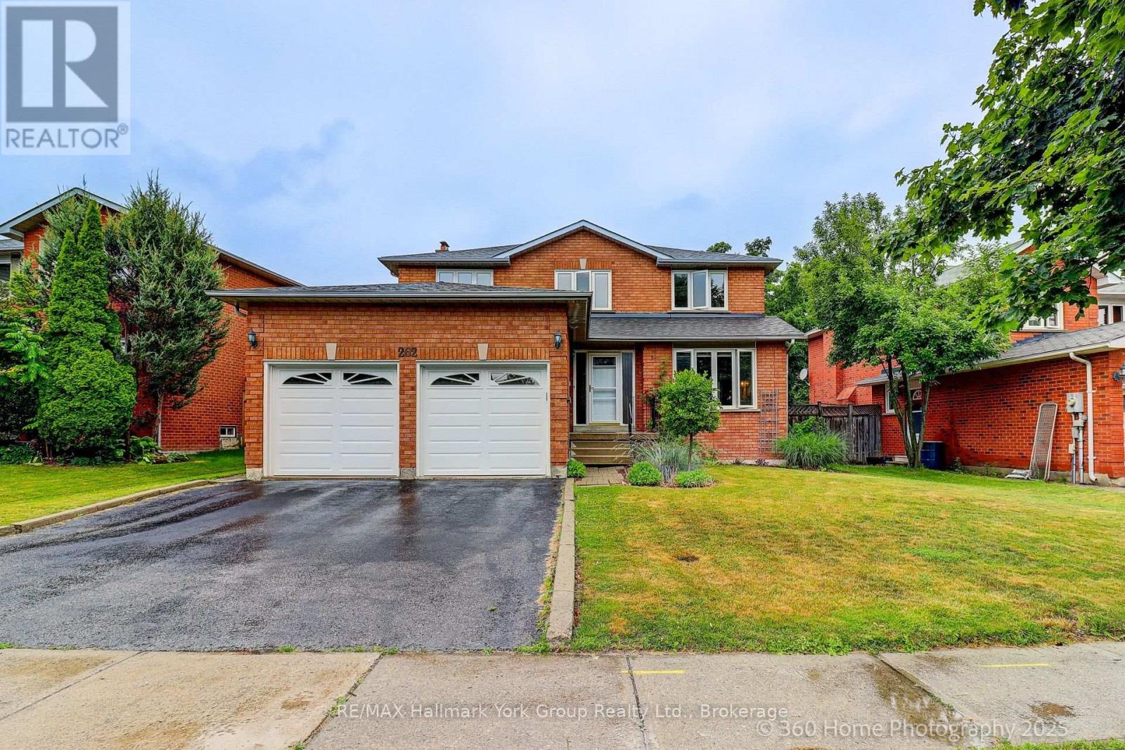 Photo 3 of 262 Savage Road, Newmarket ON
