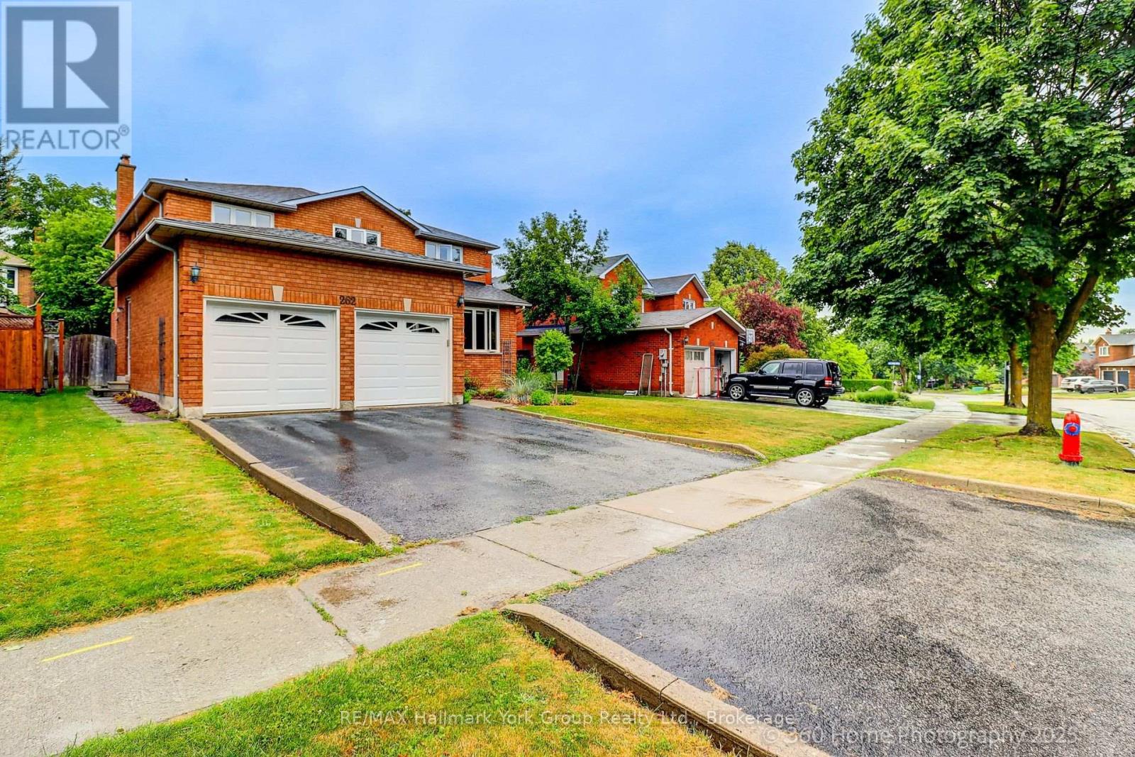 Photo 4 of 262 Savage Road, Newmarket ON