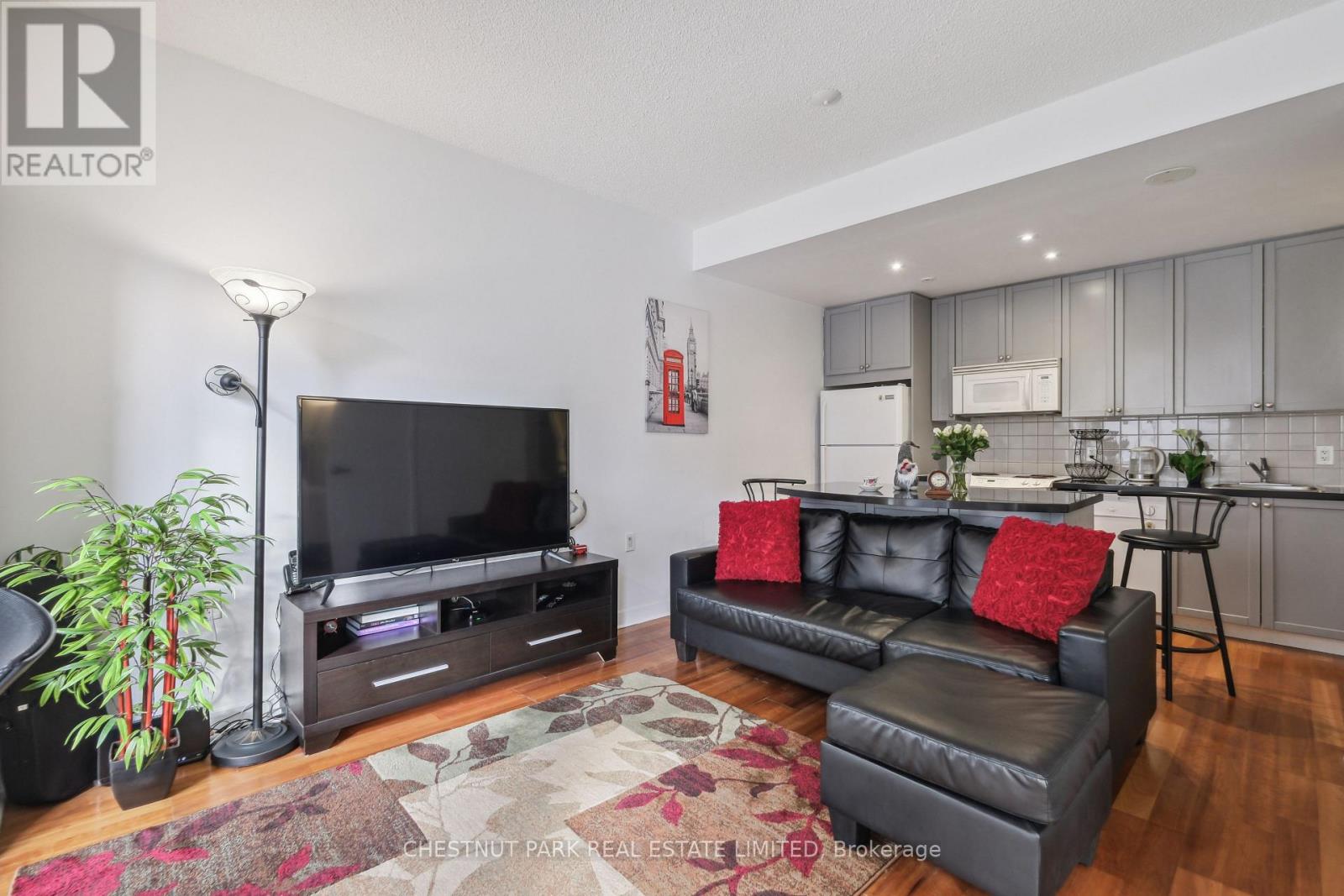 Photo 11 of 1014 85 Bloor Street E, Toronto ON